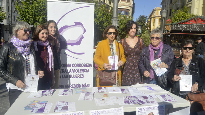 Mesa informativa de la plataforma cordobesa contra la violencia a las mujeres.
