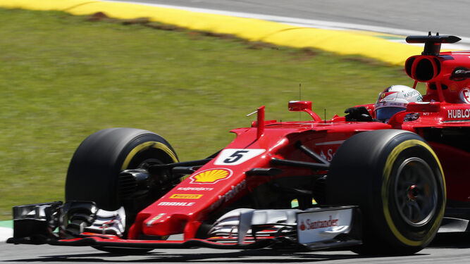 Vettel durante la carrera en Interlagos