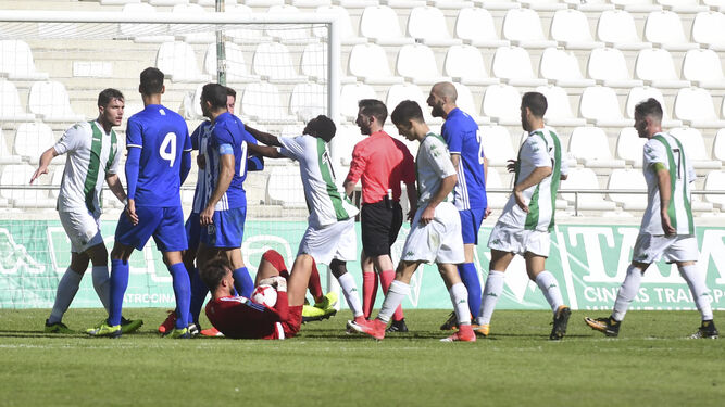 Los jugadores del Córdoba B y el Recreativo se enfrascan en una trifulca, en el tramo final del primer periodo.