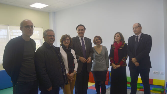 Gómez Villamandos, en el centro, junto a responsables de la UCO, ayer en las nuevas salas del centro.