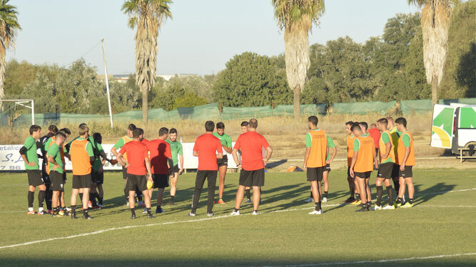 Juan Merino da instrucciones a sus jugadores durante una sesión de entrenamiento en la Ciudad Deportiva.