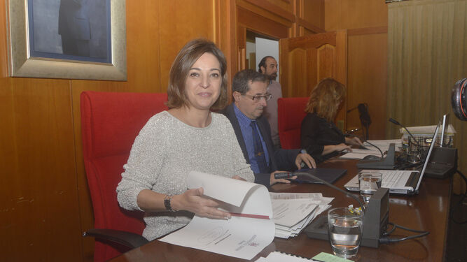 La alcaldesa, Isabel Ambrosio, se dispone a presidir la sesión plenaria en compañía del secretario, Valeriano Lavela.