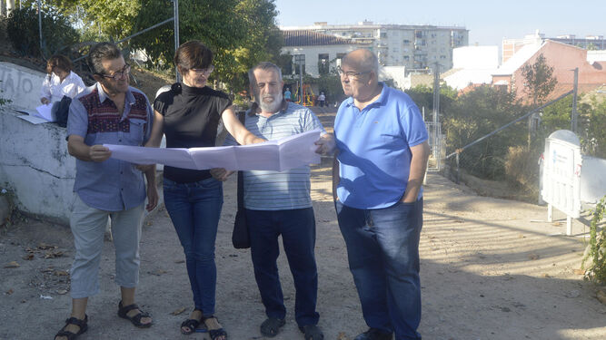 Pernichi, junto con técnicos y vecinos en el inicio de la obra de Osario Romano, en el Distrito Sur.