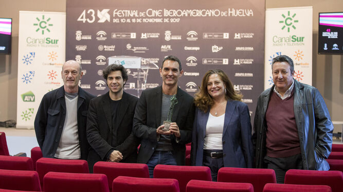 El cordobés Juan Carlos Rubio posa con la estatuilla del premio, entre otros, con la directora de Antena de Canal Sur, Pilar Vergara, en la Casa Colón.