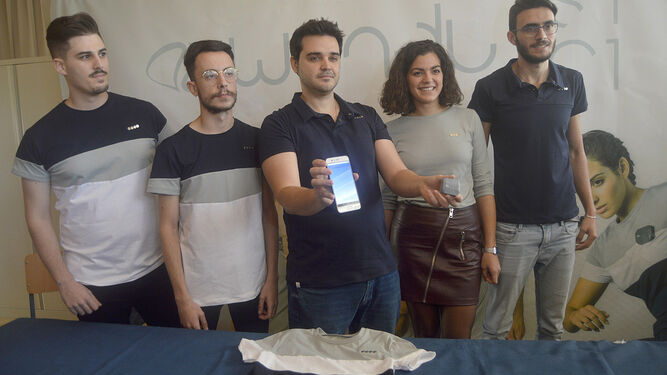 Una empresa cordobesa crea la primera camiseta que se calienta a través del móvil