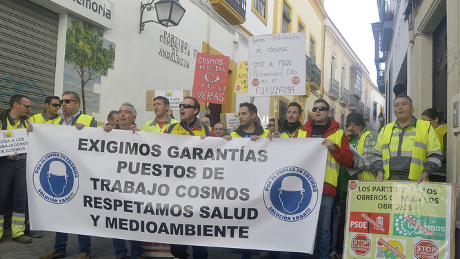 Trabajadores de Cosmos protestan frente a la sede de IU.