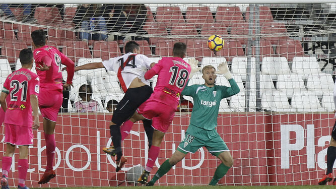 Fede San Emeterio cabecea a la red anticipándose a Josema el tanto del empate del Sevilla Atlético.