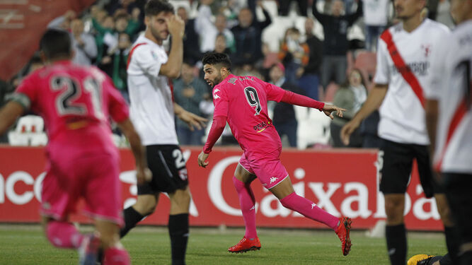 Jona Mejía emprende la carrera para celebrar su gol ante el Sevilla Atlético.