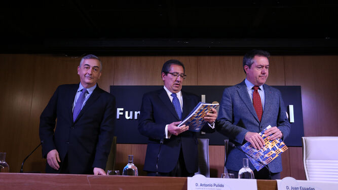 Carlos Ocaña, con Antonio Pulido, presidente de la Fundación Cajasol, y Juan Espadas, alcalde de Sevilla.