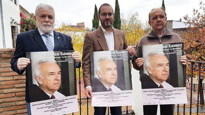 Alfonso Morales, David Luque y Francisco del Cid, con el cartel del homenaje.