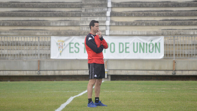 Juan Merino, serio y pensativo, sigue las evoluciones del equipo en una sesión en la Ciudad Deportiva.