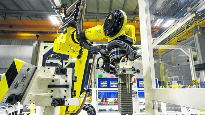 El nuevo robot, en la línea de montaje del timón del A320, en Puerto Real.
