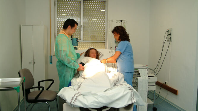 Una mujer, en monitorización en una de las habitaciones del hospital.