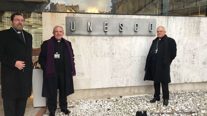 Cruz Conde, Pérez-Moya y Fernández, ante la sede de la Unesco en París.
