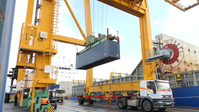 Operaciones de carga y descarga de contenedores en un puerto andaluz.