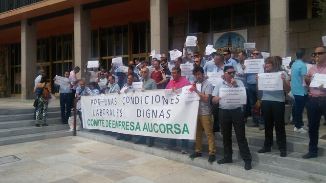 Una de las protestas de trabajadores de Aucorsa a las puertas del Ayuntamiento