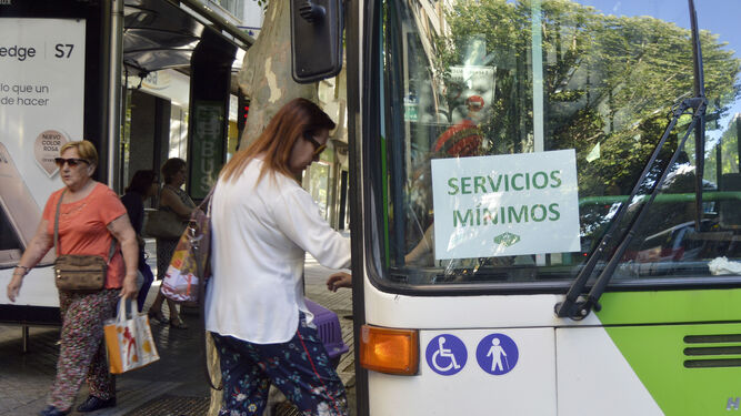 Una mujer coge el autobús durante una jornada anterior de huelga de los trabajadores de Aucorsa.