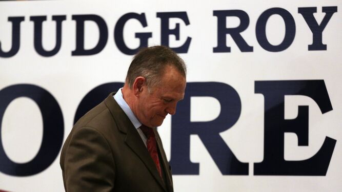 El republicano Roy Moore sale del escenario tras la derrota electoral.