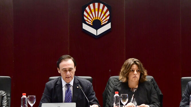 El rector de la UCO, José Carlos Gómez Villamandos, y la secretaria general, María del Carmen Balbuena, ayer en el claustro.