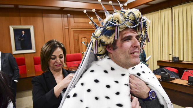La alcaldesa, Isabel Ambrosio, coloca la corona al 'rey Melochor'.