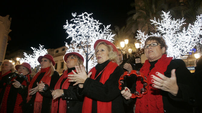 Un coro canta a la Navidad en la plaza de las Tendillas.