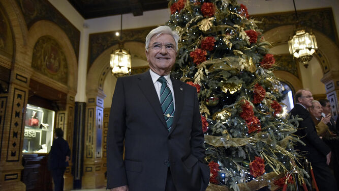 El penalista Francisco Baena Bocanegra posa ayer junto al arbol de Navidad del hotel Alfonso XIII de Sevilla.
