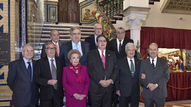El decano, José Joaquín Gallardo, con los letrados que cumplen 50 años como colegiados.