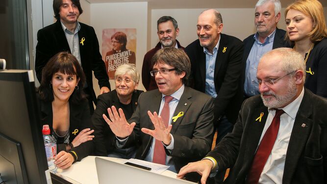 Puigdemont con sus colaboradores en Bruselas