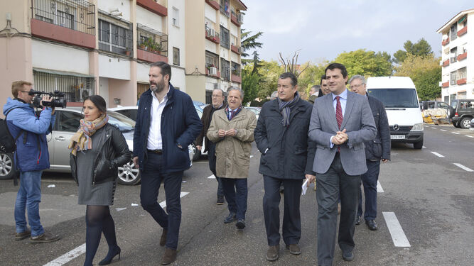 Antonio Sanz y José María Bellido, junto a representantes institucionales y vecinales, ayer, por la Fuensanta.