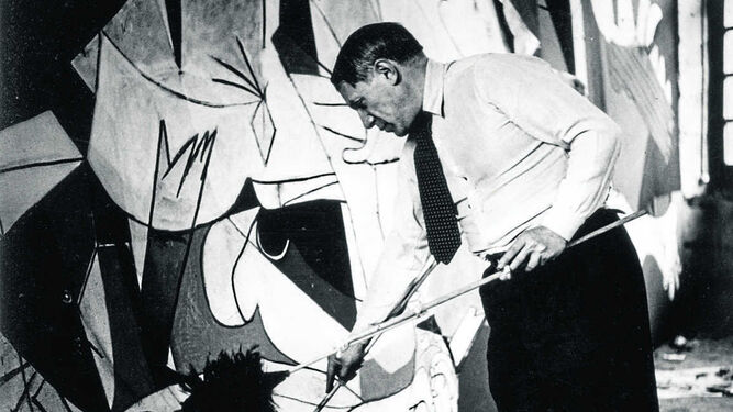Picasso fotografiado por Dora Maar en 1937 mientras pintaba su icónico mural.