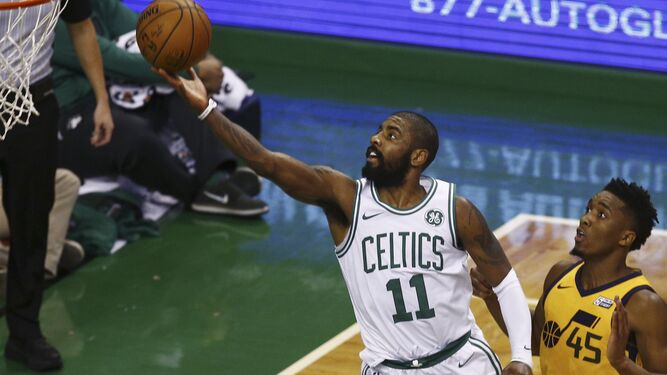 El base de los Celtics Kyrie Irving realiza una bandeja tras una jugada individual.
