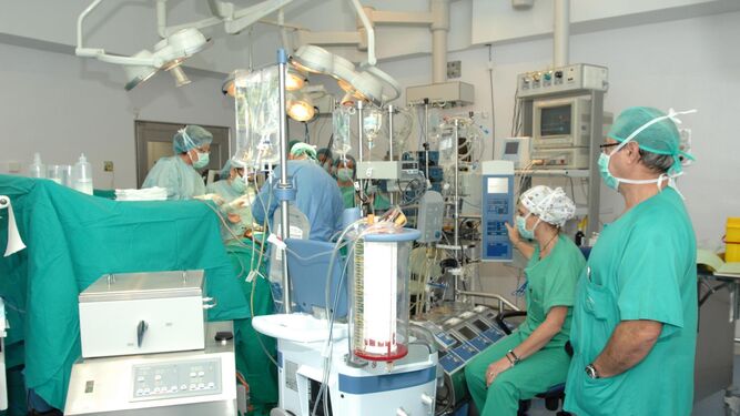Imagen de archivo de una operación de trasplante de órganos.