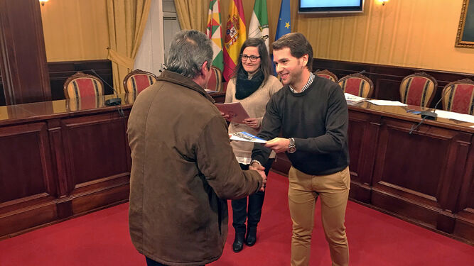 Fernando Priego entrega unos documentos acreditativos.