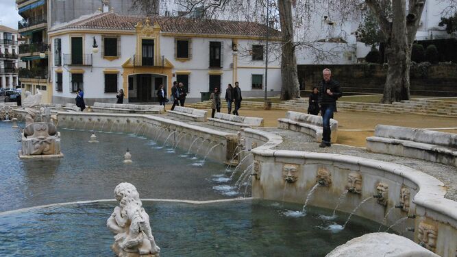 Turistas contemplan la Fuente del Rey de Priego de Córdoba.
