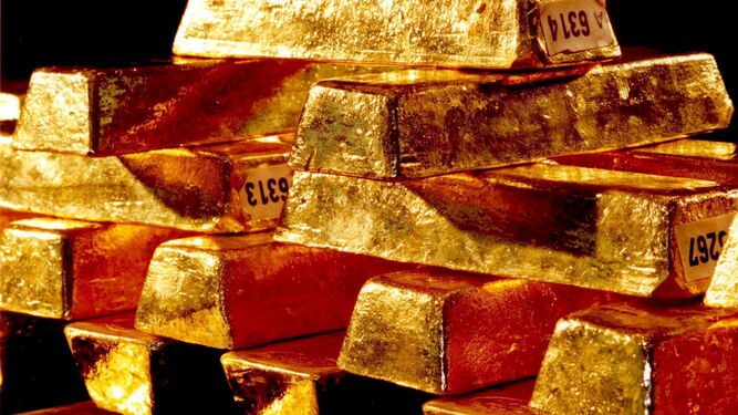 Imagen de archivo de varios lingotes de oro.