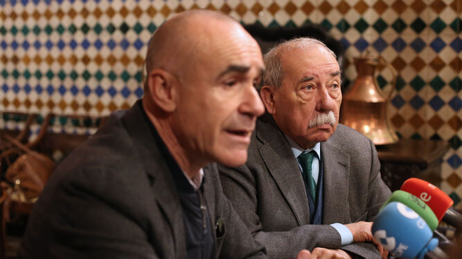 Muñoz y Zoido, en el encuentro con los periodistas en la Casa de Salinas.