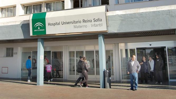 Puerta de acceso al Hospital Materno-Infantil.