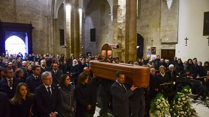 Llegada del féretro con los restos mortales de Pablo García Baena a la parroquia de San Miguel.