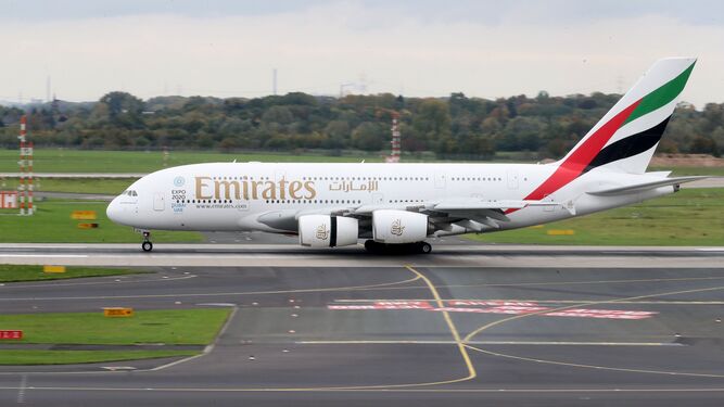 Un ejemplar del Airbus A380 de Emirates en el aeropuerto de Dusseldorf.