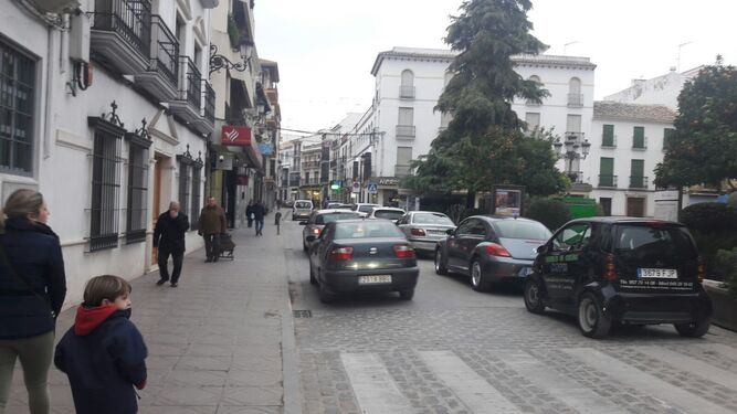 El tráfico rodado y los peatones conviven en el centro de la localidad.
