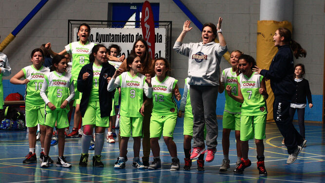 La alegría de dos jóvenes durante la competición de baloncesto en la Copa Covap.