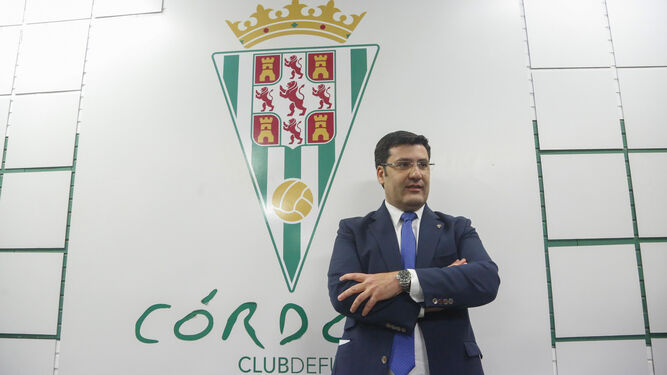 Jesús León posa con el escudo del Córdoba en su puesta de largo como presidente de la entidad.