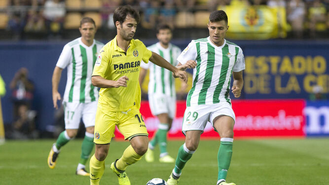 Juanjo Narváez presiona a Trigueros, del Villarreal, en un encuentro de esta temporada.