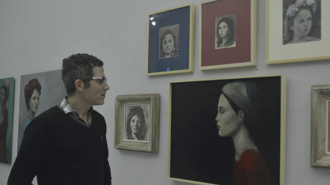 El autor, Enrique Sánchez Collado, observa una de sus obras.