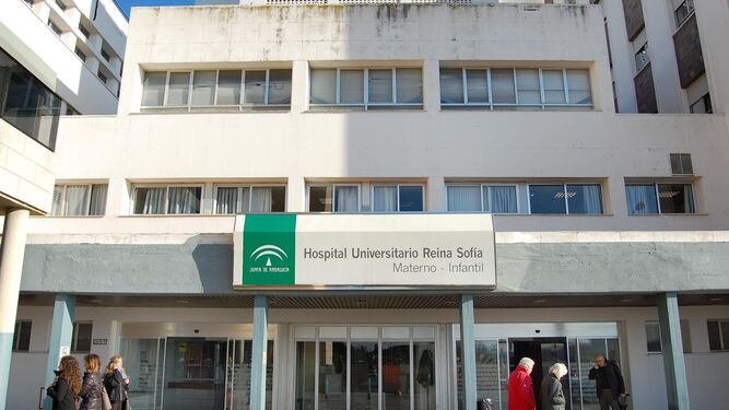 Entrada al Hospital Materno-Infantil del Reina Sofía.