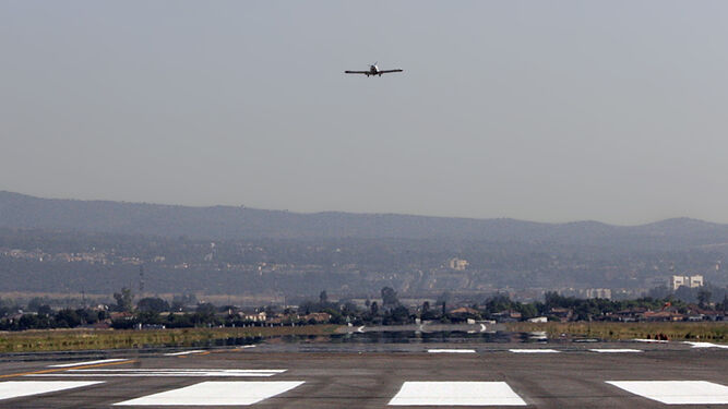 Un avión sobrevuela la pista del aeropuerto.