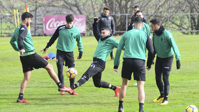Aythami, Aguado, Reyes, Valentín, Alfaro y Sergio Aguza, ayer durante la sesión de entrenamiento en la Ciudad Deportiva.
