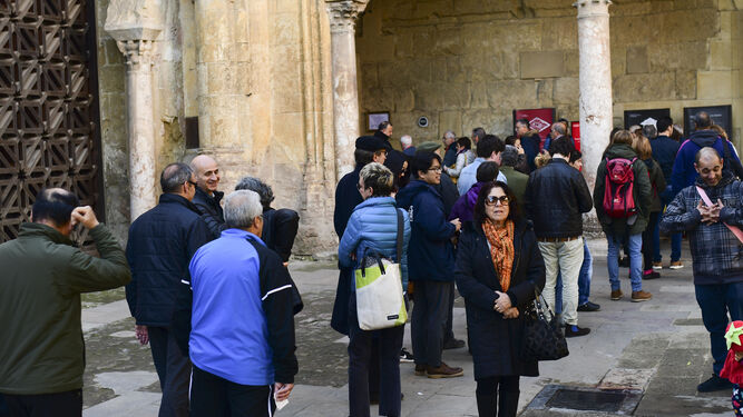 Turistas, ayer, en el entorno de la Mezquita-Catedral de Córdoba.