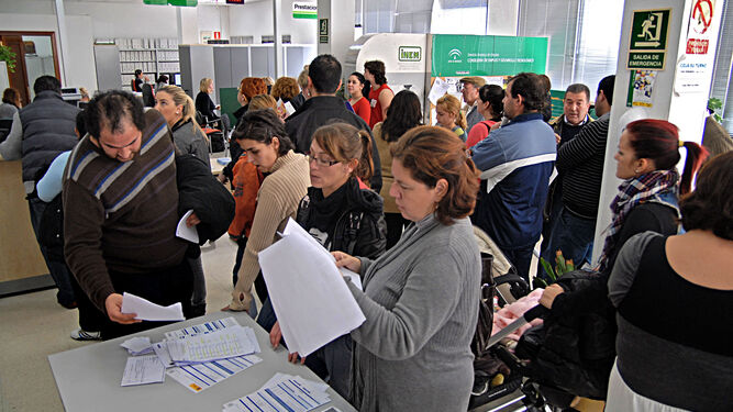 Un grupo de personas en el interior de una oficina del Servicio Andaluz de Empleo.