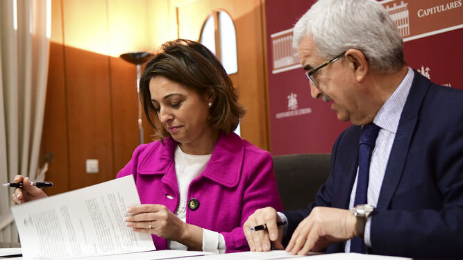 Isabel Ambrosio y Manuel Jiménez Barrios, durante la firma del protocolo.